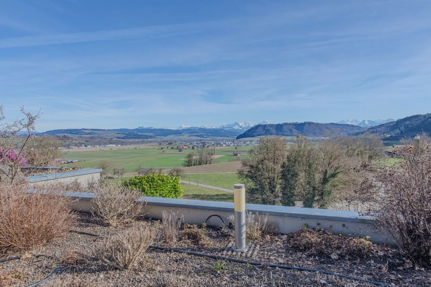 LARGE REAL ESTATE - Exclusive 5.5-room terrace house with a panorama of the Aare Valley and the Bernese Alps - Photo 3 of 13