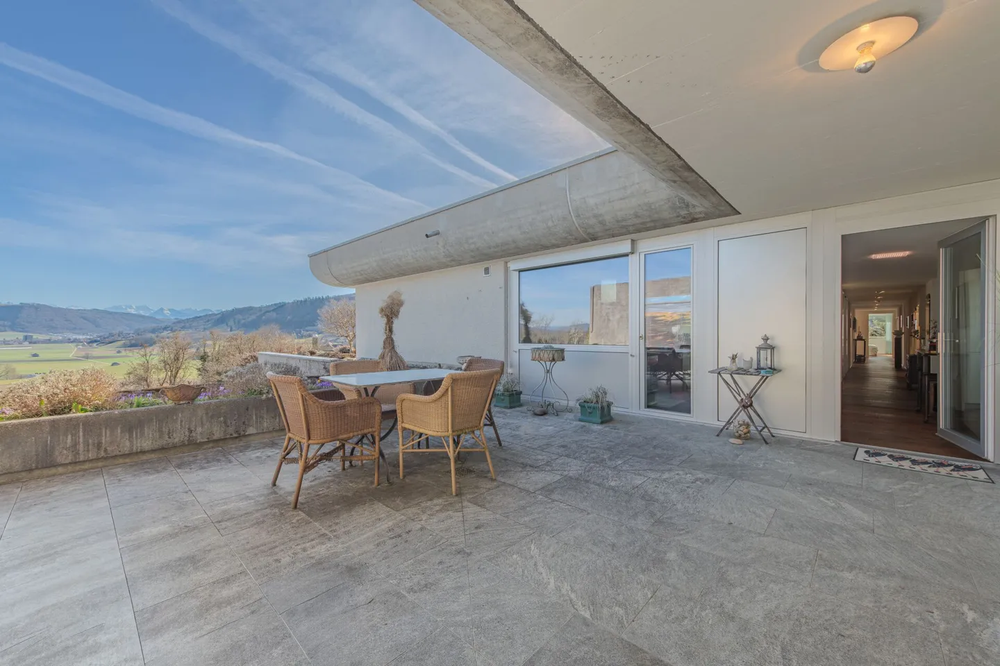 LARGE REAL ESTATE - Exclusive 5.5-room terrace house with a panorama of the Aare Valley and the Bernese Alps - Photo 4 of 13