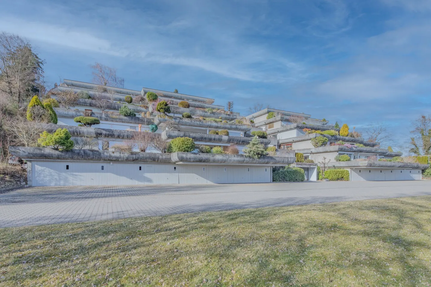 LARGE REAL ESTATE - Exclusive 5.5-room terrace house with a panorama of the Aare Valley and the Bernese Alps - Photo 1 of 13