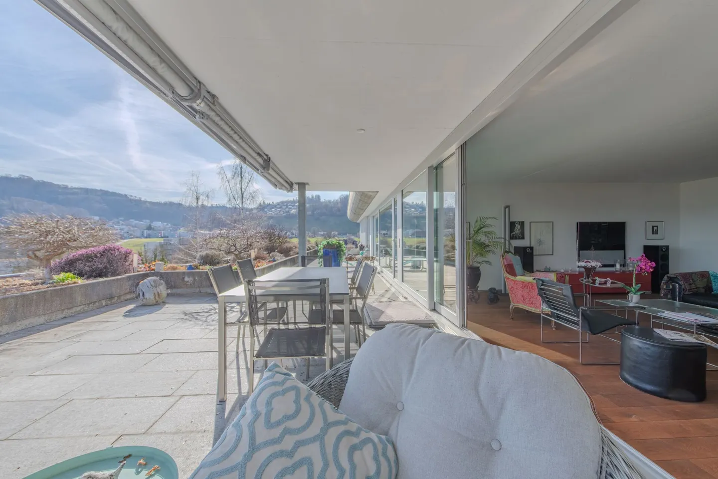 LARGE REAL ESTATE - Exclusive 5.5-room terrace house with a panorama of the Aare Valley and the Bernese Alps - Photo 2 of 13