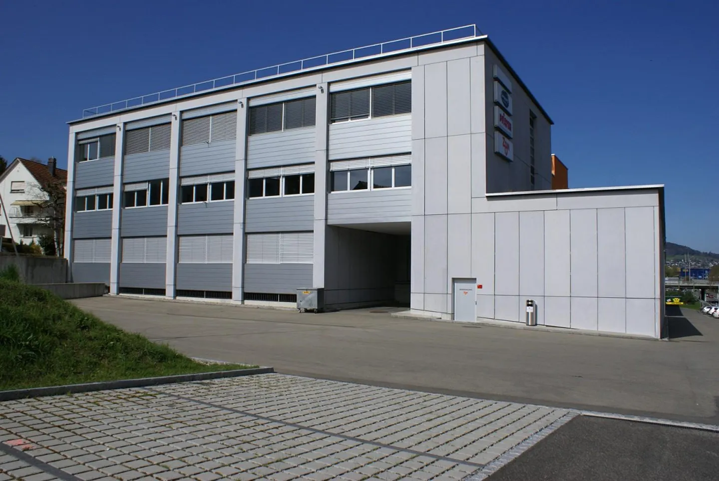 Espace de bureau moderne avec un excellent accès 384,2 m² au standard Minergie® - Photo 1 sur 13