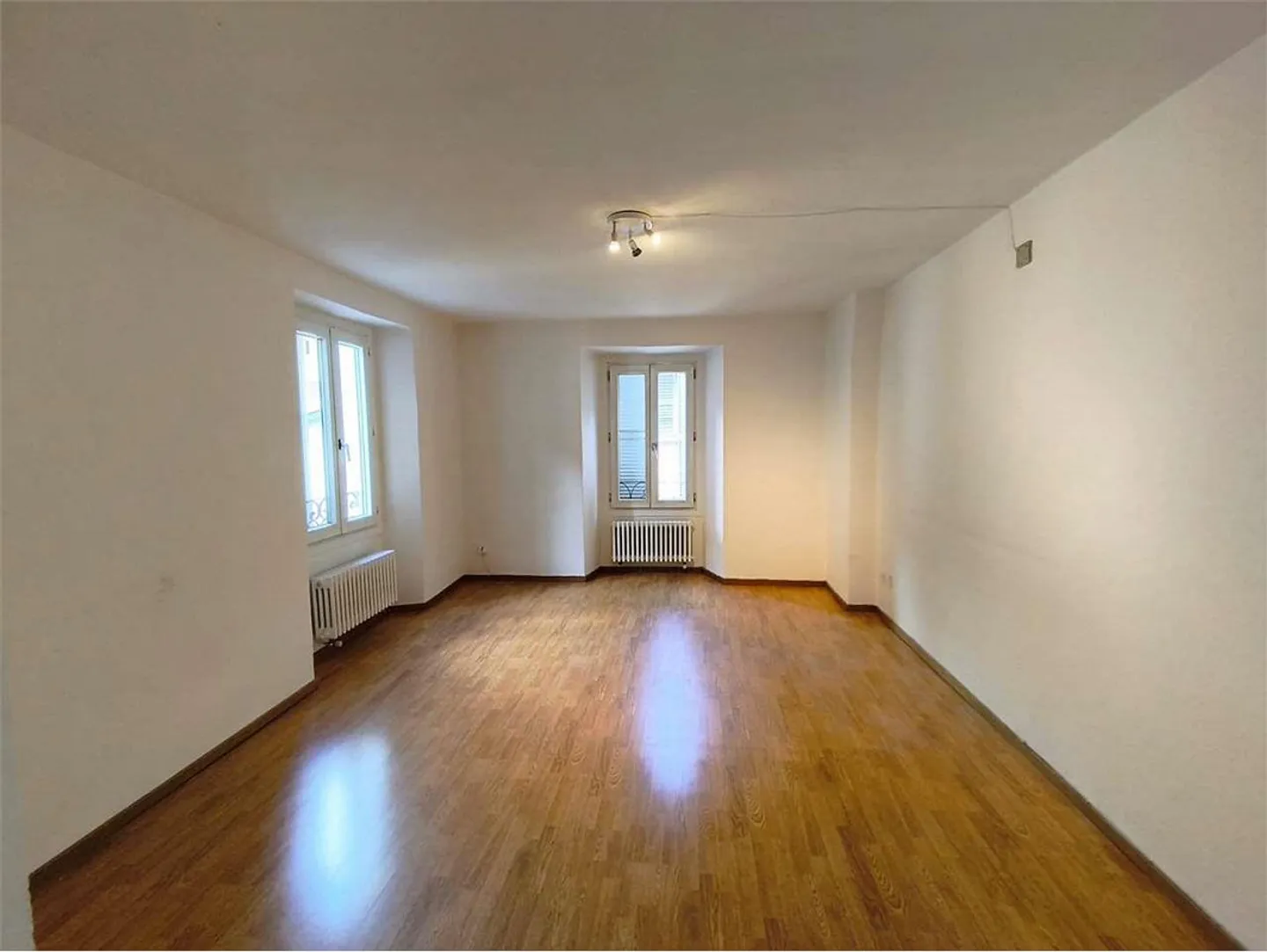 Énorme studio à seulement vingt minutes de Bellinzona avec un long balcon - Photo 1 sur 6
