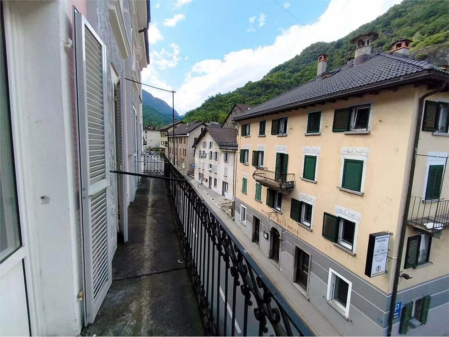 Énorme studio à seulement vingt minutes de Bellinzona avec un long balcon - Photo 3 sur 6