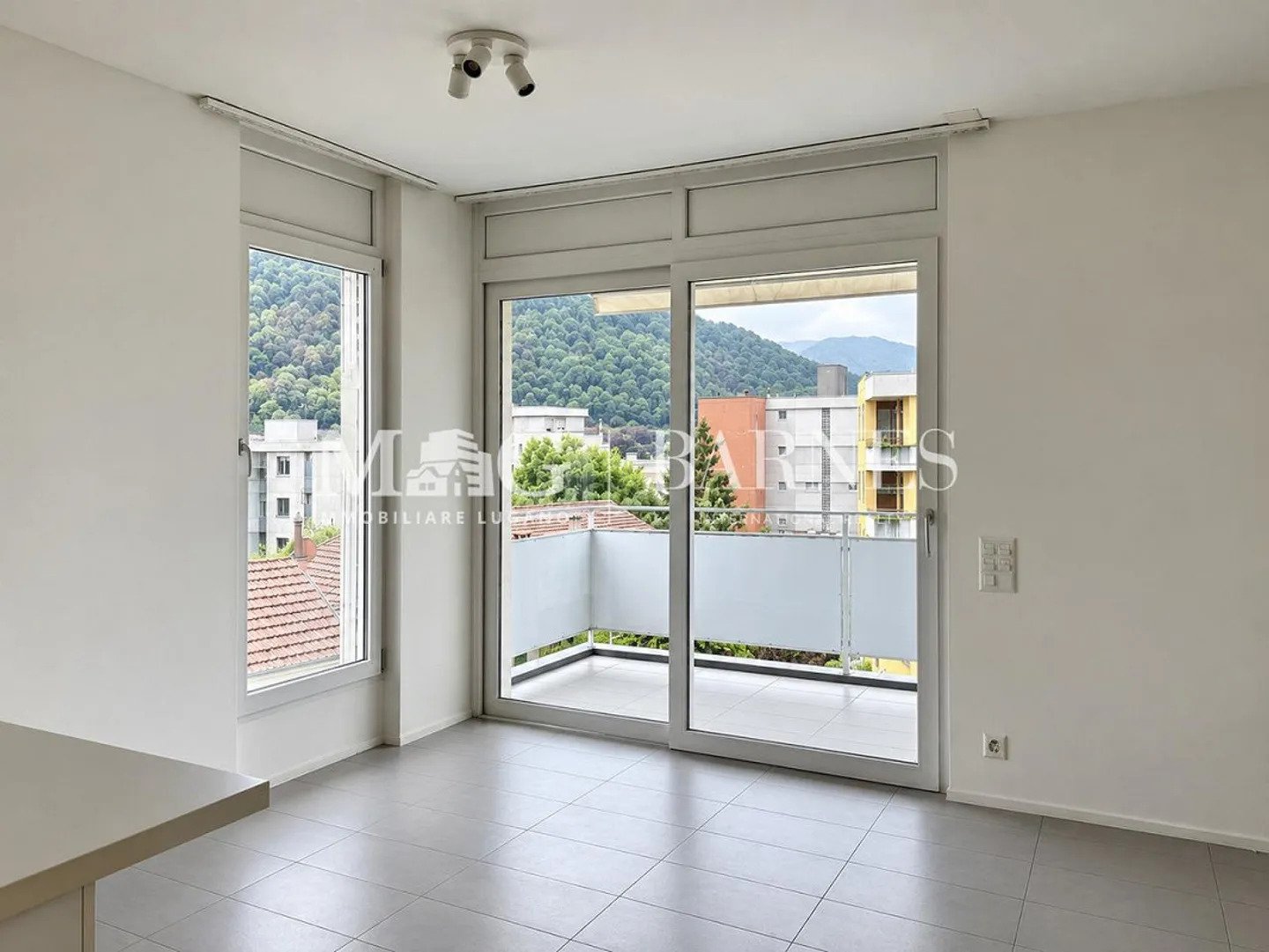 Luminoso appartamento 3.5 locali - Foto 2 di 10