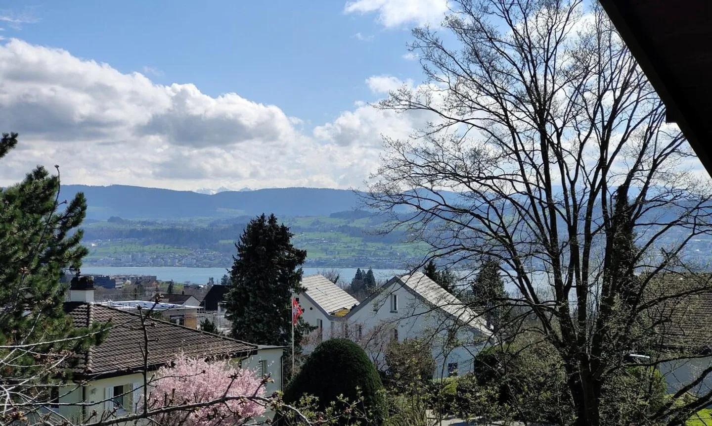 Appartement en duplex de 4,5 pièces avec chambre supplémentaire et vue partielle sur le lac - Photo 1 sur 13