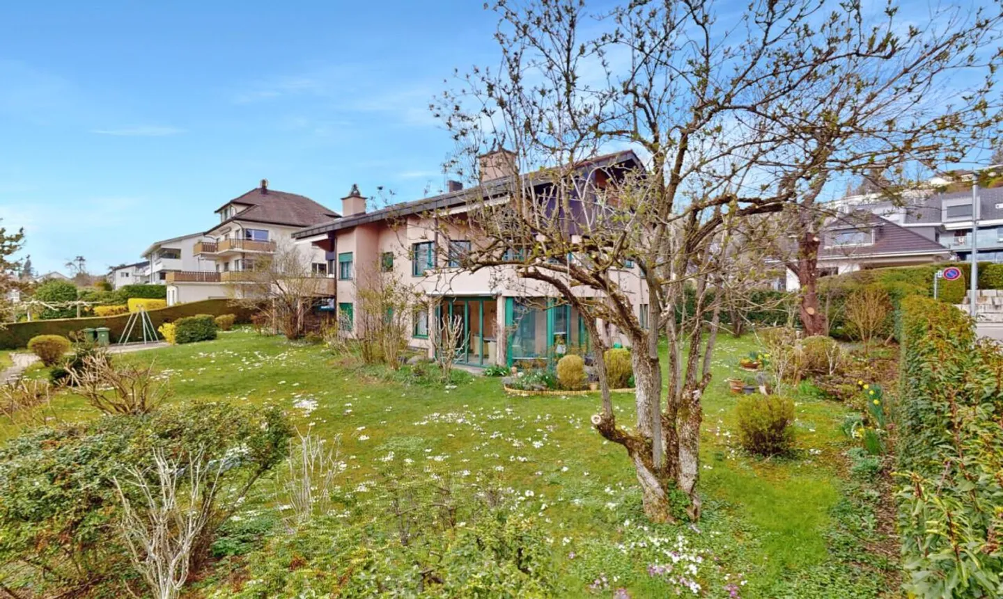 Appartement en duplex de 4,5 pièces avec chambre supplémentaire et vue partielle sur le lac - Photo 2 sur 13