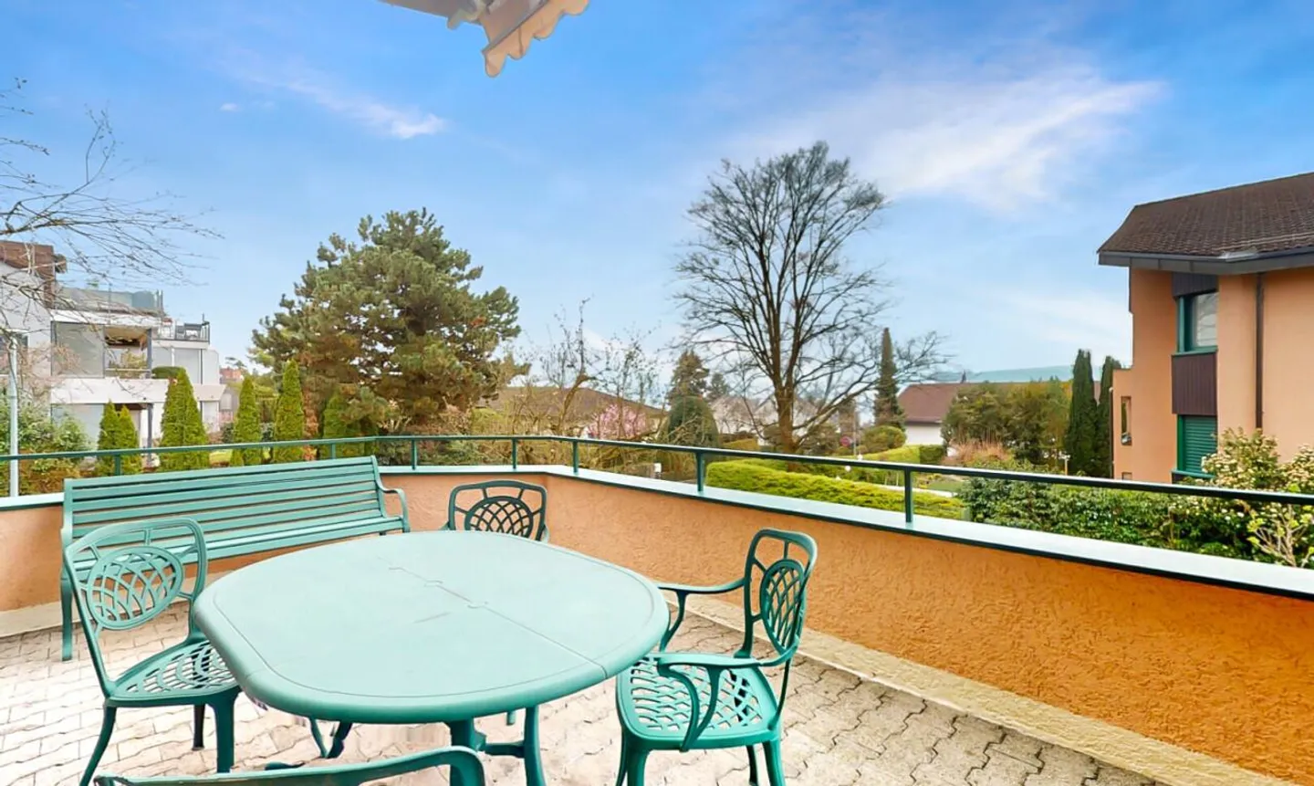 Appartement en duplex de 4,5 pièces avec chambre supplémentaire et vue partielle sur le lac - Photo 4 sur 13