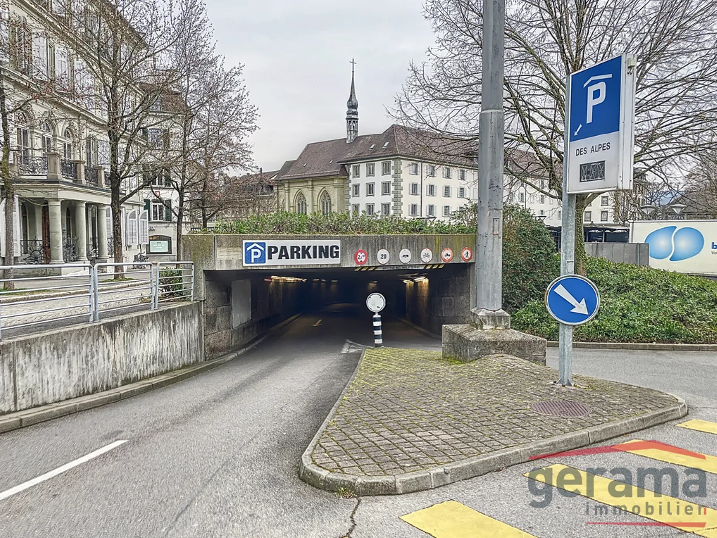2 Minuten von allen Annehmlichkeiten entfernt / Innenparkplatz - Foto 1 von 2