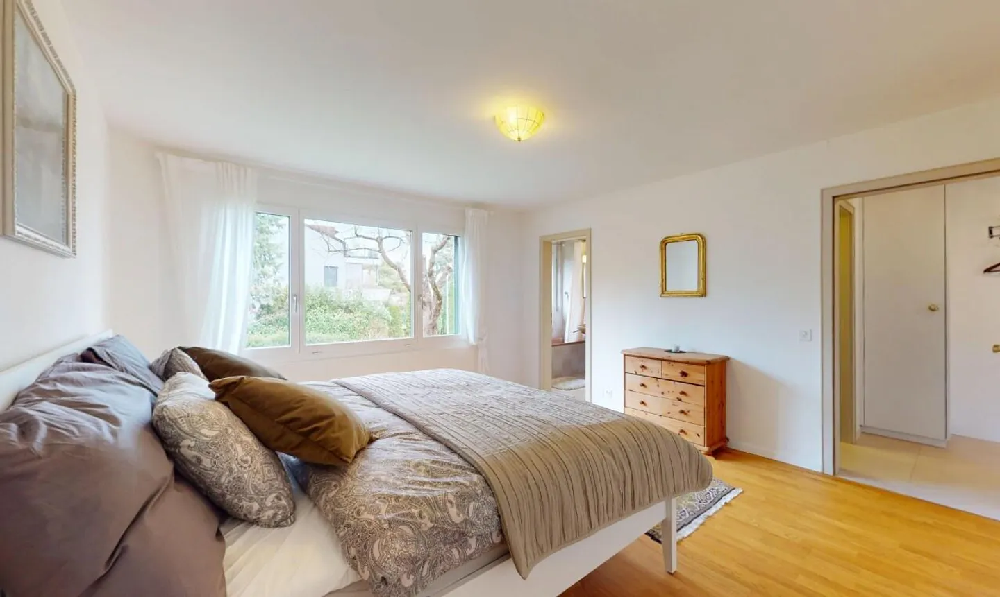 Appartement en duplex de 4,5 pièces avec chambre supplémentaire et vue partielle sur le lac - Photo 8 sur 13