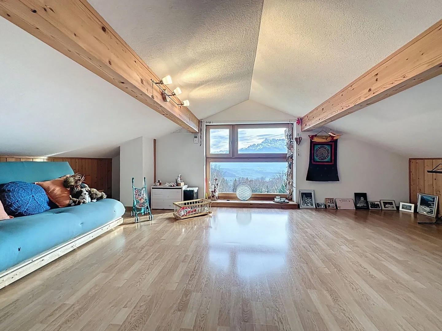 Wunderschöne Architektenvilla mit atemberaubendem Panoramablick auf die Ebene - Foto 11 von 17