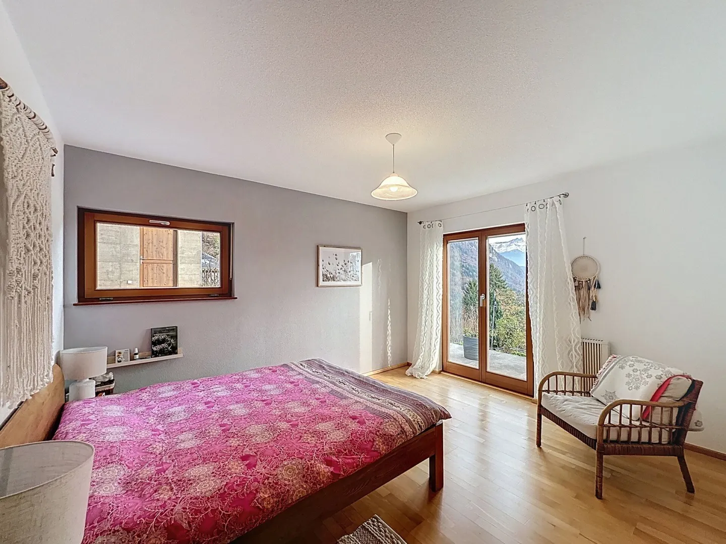 Wunderschöne Architektenvilla mit atemberaubendem Panoramablick auf die Ebene - Foto 12 von 17