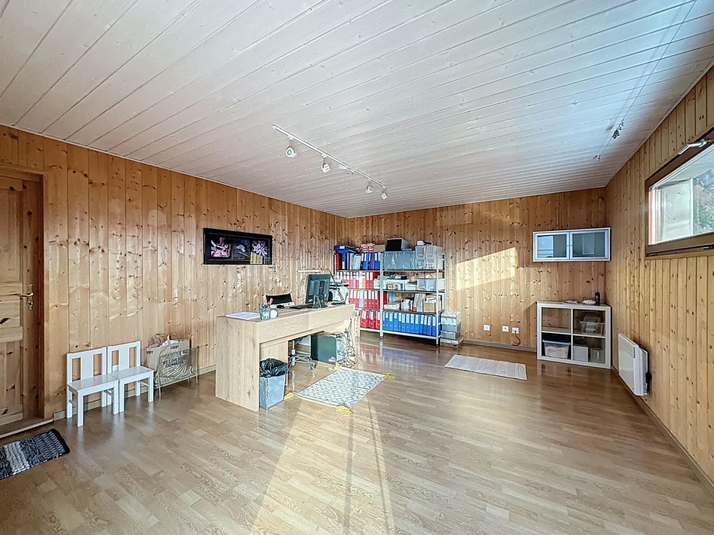 Wunderschöne Architektenvilla mit atemberaubendem Panoramablick auf die Ebene - Foto 13 von 17