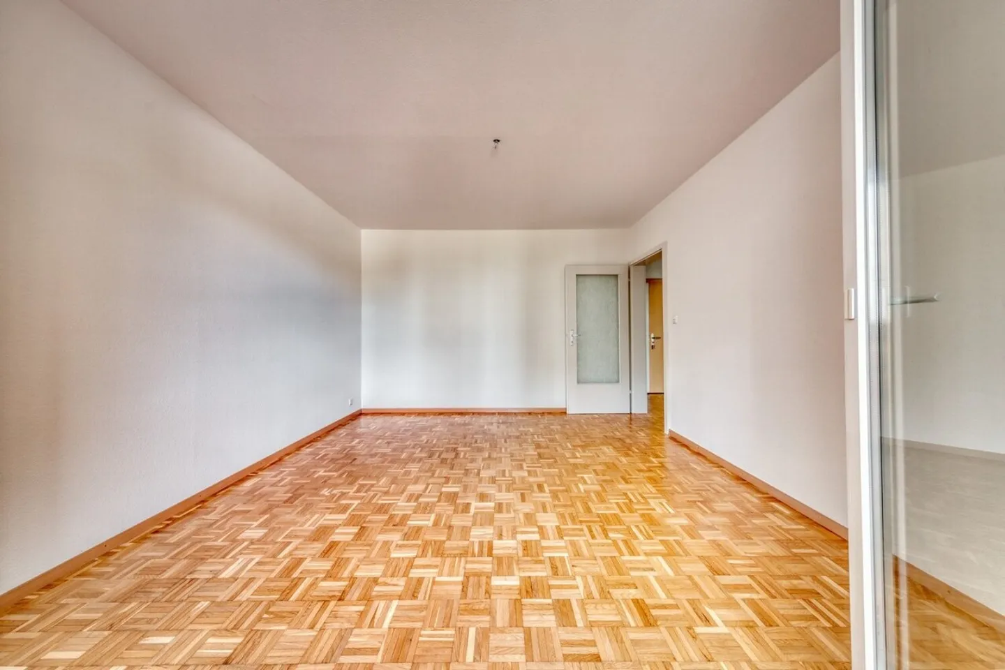 Charming 2.5-room apartment on the 8th floor - Photo 4 of 12