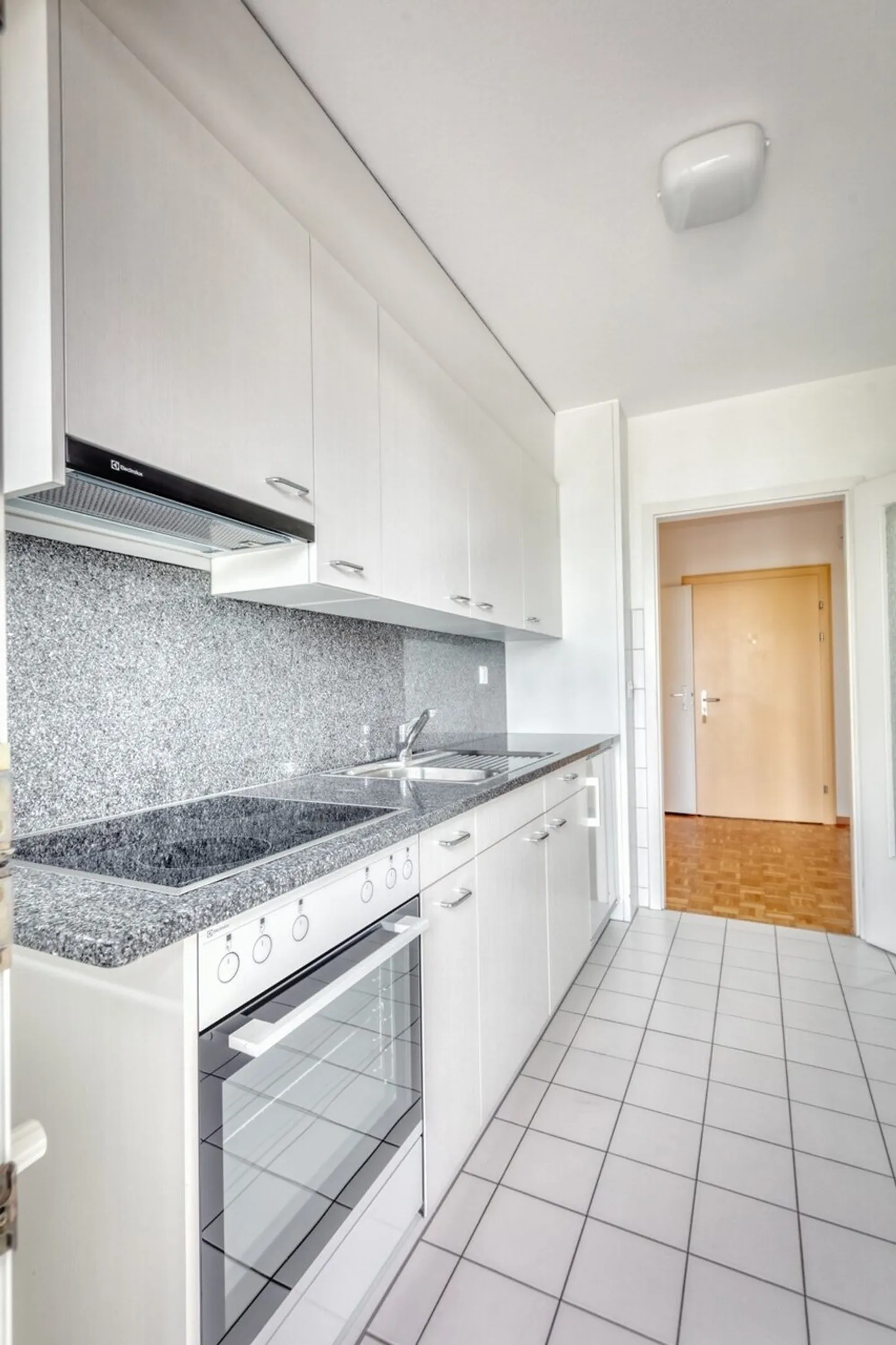 Charming 2.5-room apartment on the 8th floor - Photo 5 of 12