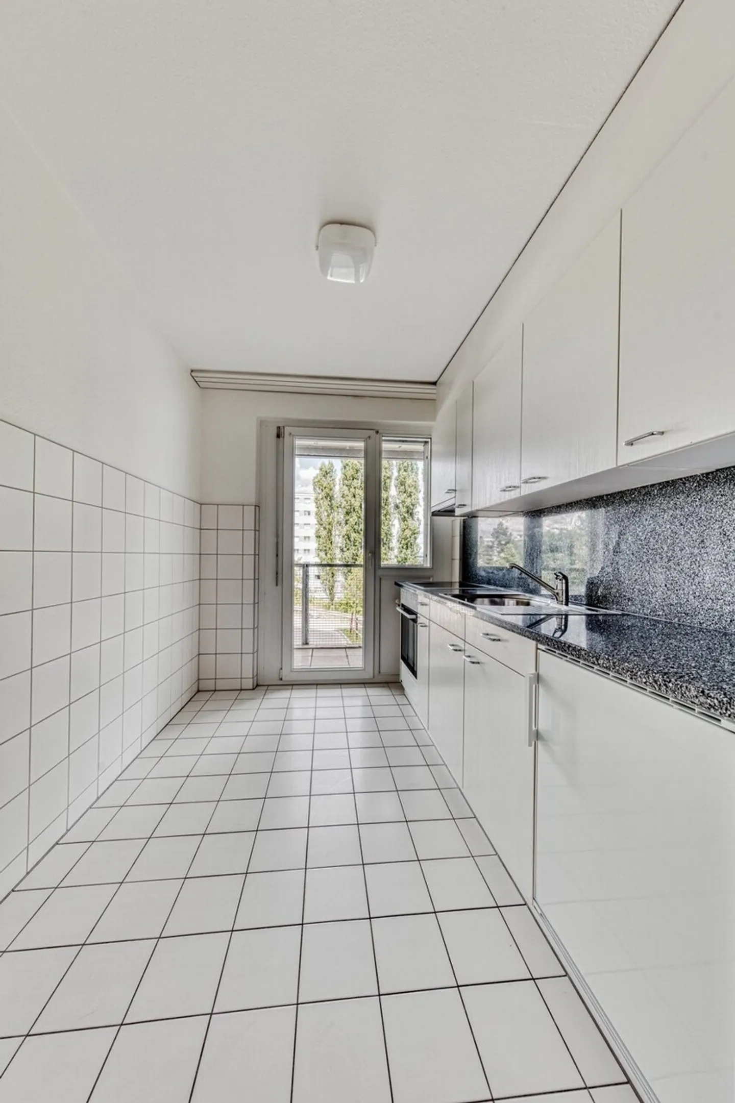 Charming 2.5-room apartment on the 8th floor - Photo 6 of 12