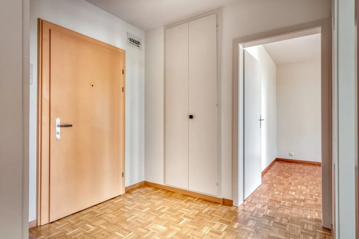 Charming 2.5-room apartment on the 8th floor - Photo 7 of 12