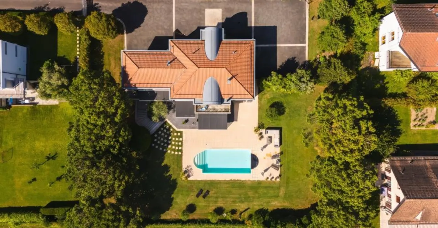 Sumptuous house with lake view and swimming pool - Photo 2 of 11