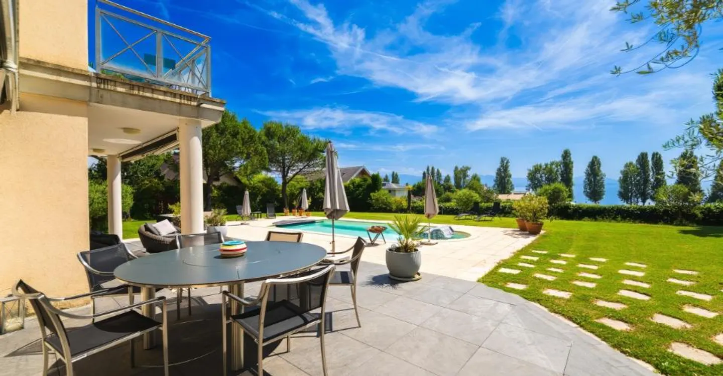 Sumptuous house with lake view and swimming pool - Photo 3 of 11