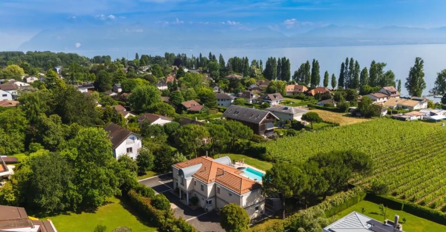 Sumptuous house with lake view and swimming pool - Photo 1 of 11