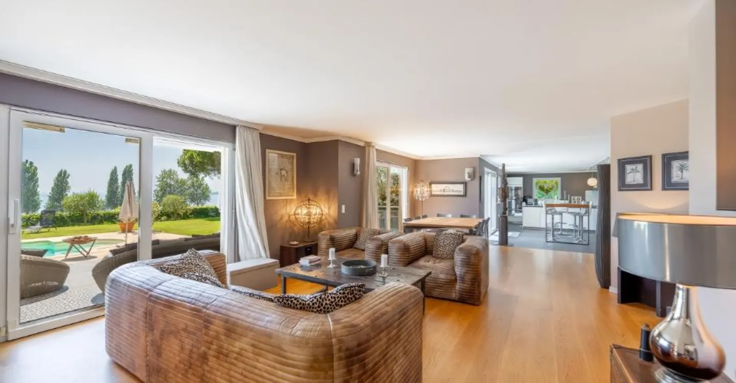 Sumptuous house with lake view and swimming pool - Photo 4 of 11