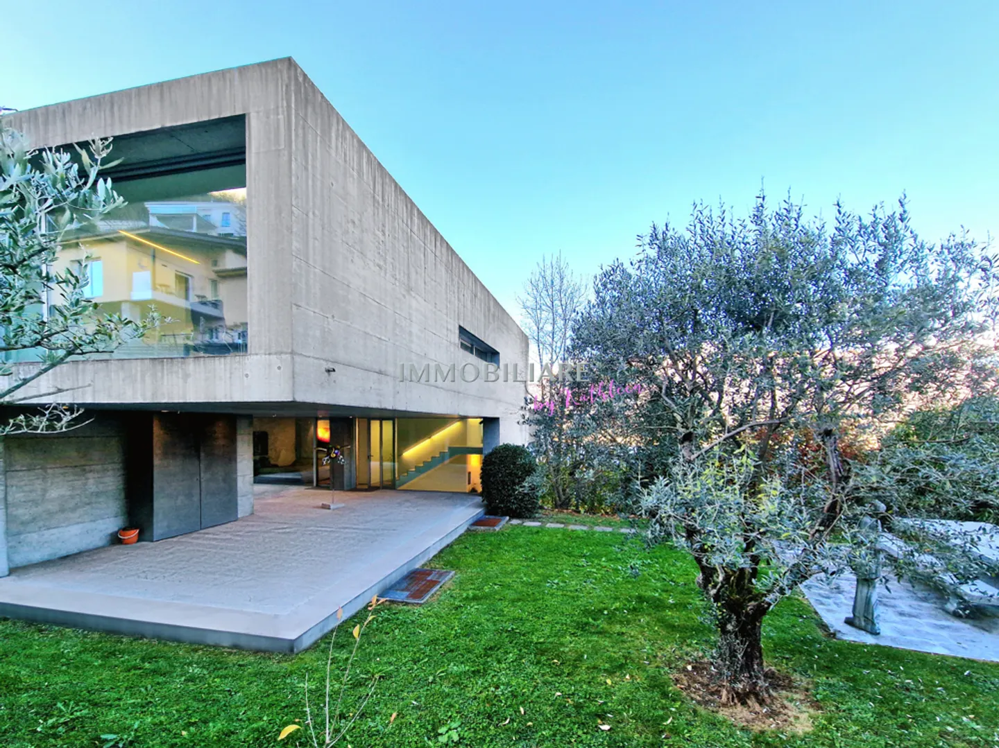 Villa with exposed concrete, panoramic lake view and sustainable features - Photo 13 of 15