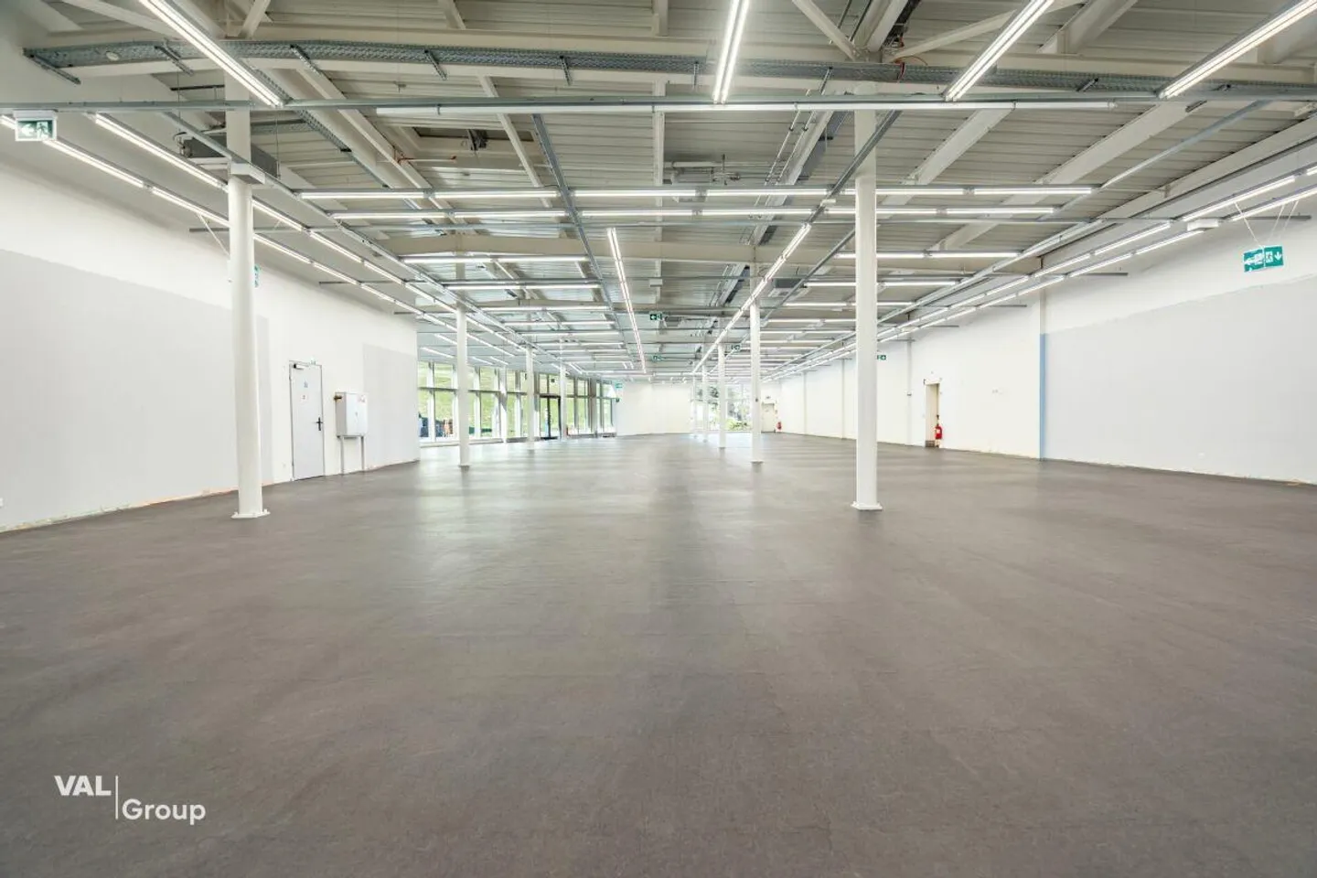 Moderna sala commerciale nel mercato al dettaglio 'Dreispitz' - Foto 11 di 13