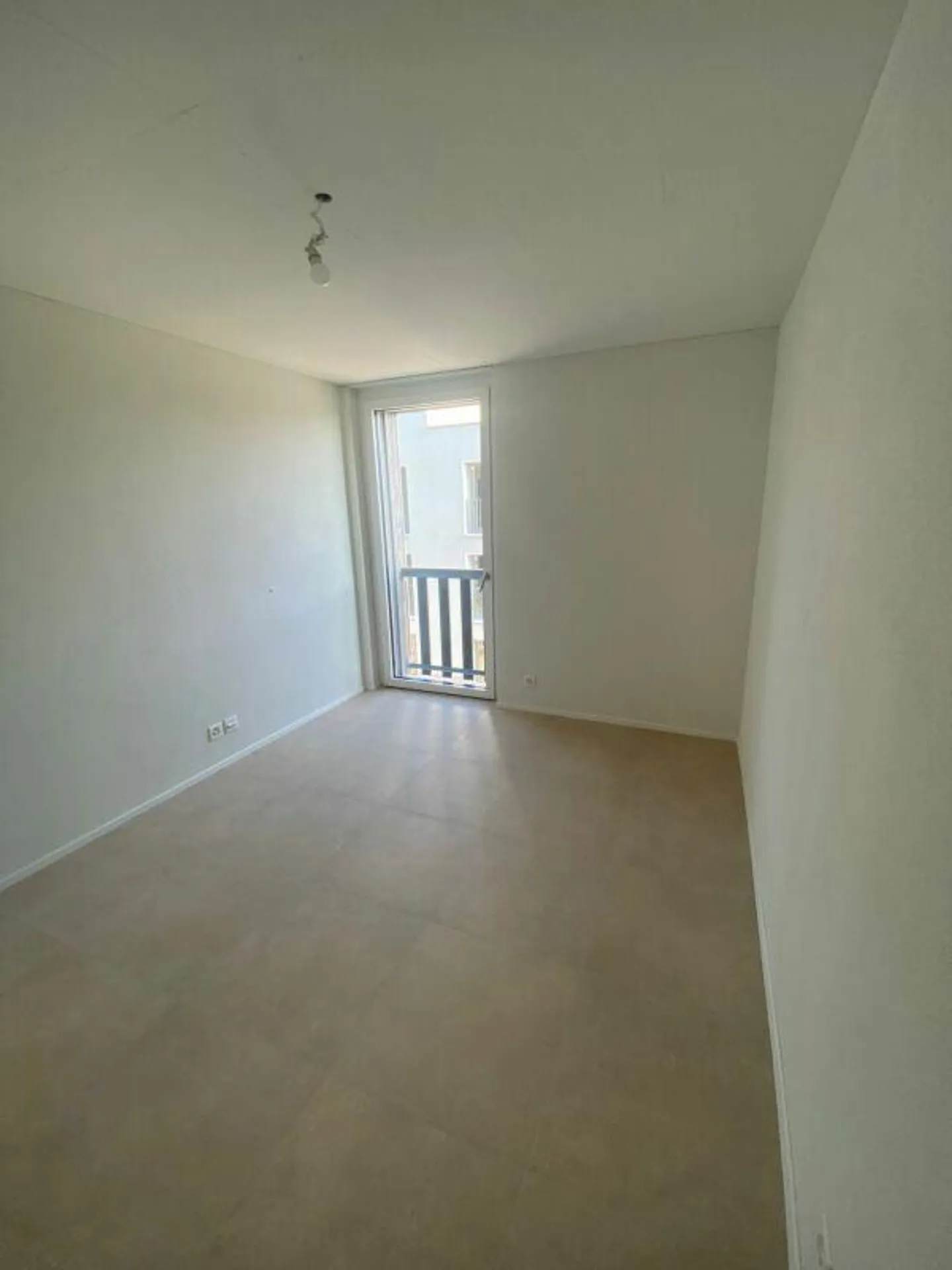 Like-new 3.5-room apartment on the 1st floor with winter garden - Photo 4 of 10