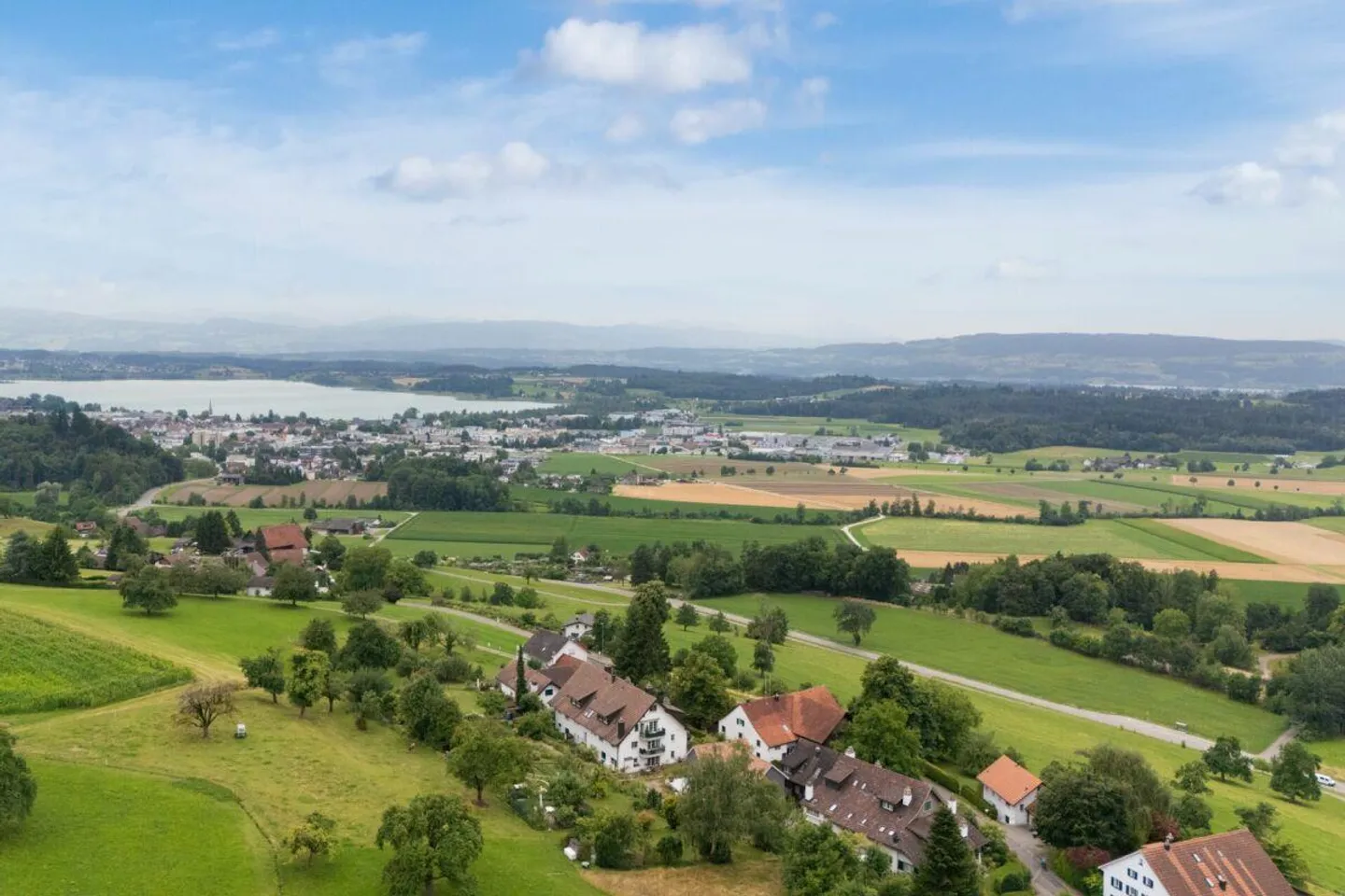 Maisonette-Dachwohnung im Grünen mit Blick auf den Pfäffikersee und... - Foto 3 von 11