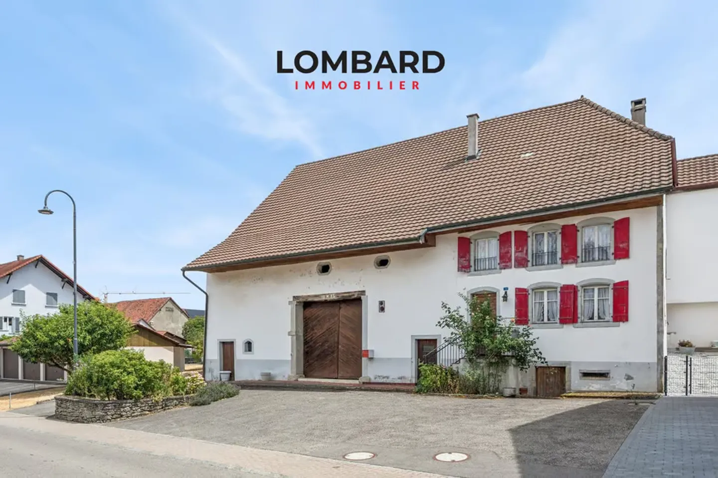 A character property in the heart of Châbles, between heritage and potential - Photo 1 of 8