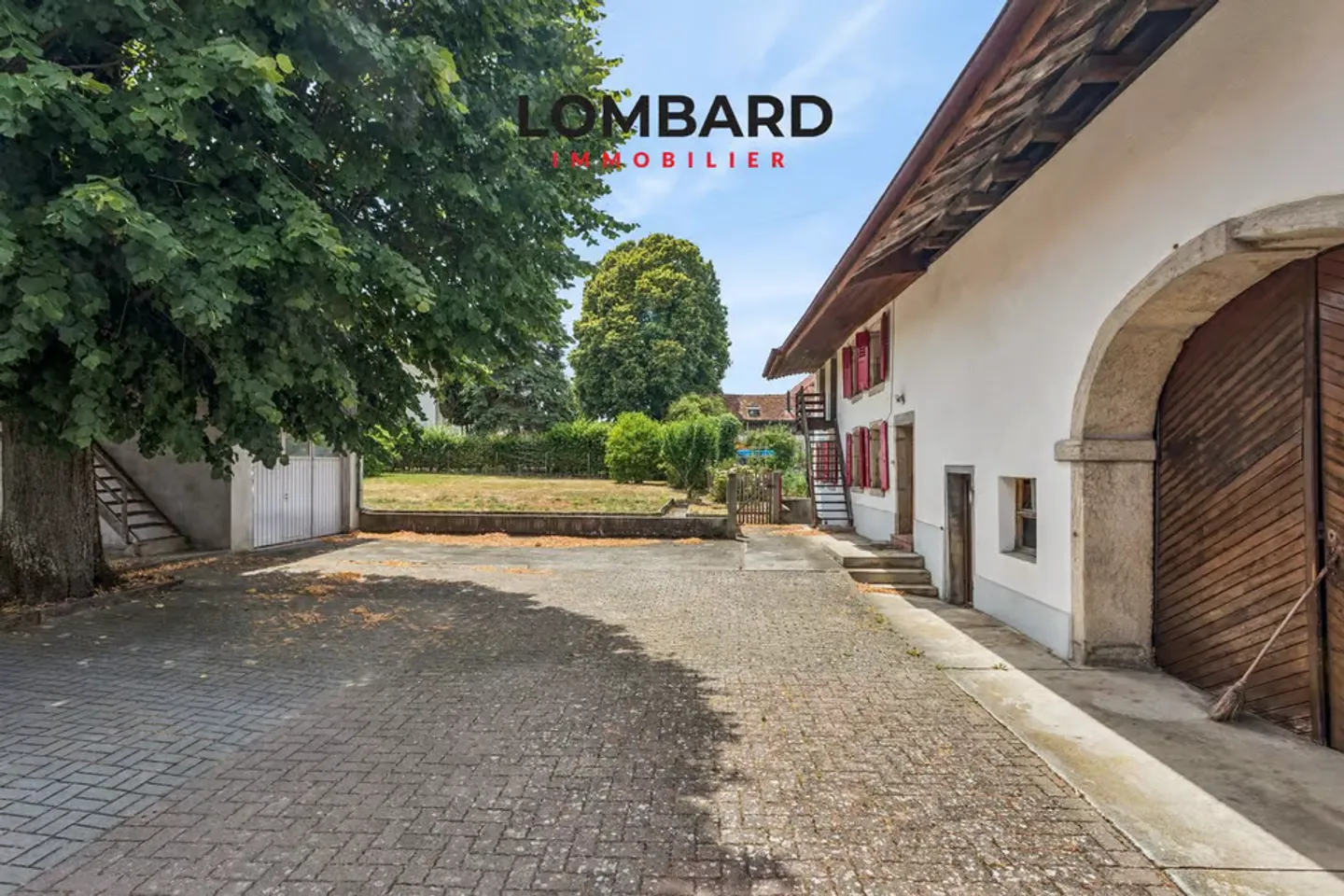 A character property in the heart of Châbles, between heritage and potential - Photo 4 of 8