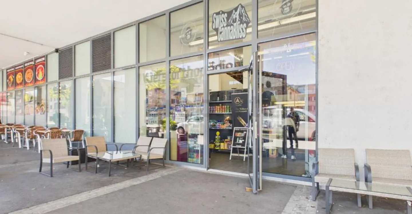Commercial Retail Space in Central Location in Opfikon - Photo 1 of 10