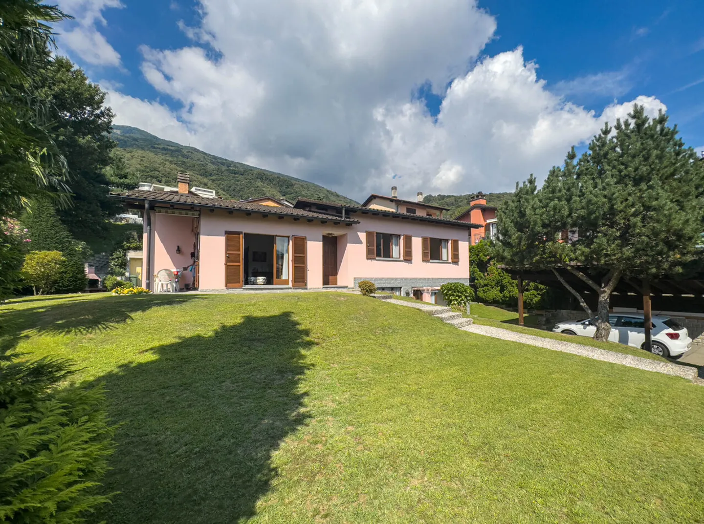 Casa bifamiliare con ampio giardino a Taverne - Foto 1 di 10