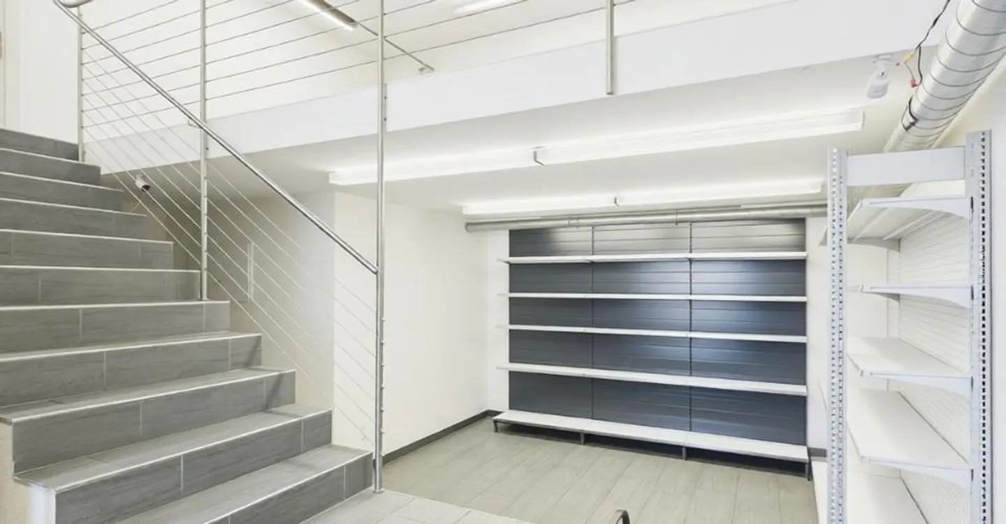 Commercial Retail Space in Central Location in Opfikon - Photo 4 of 10