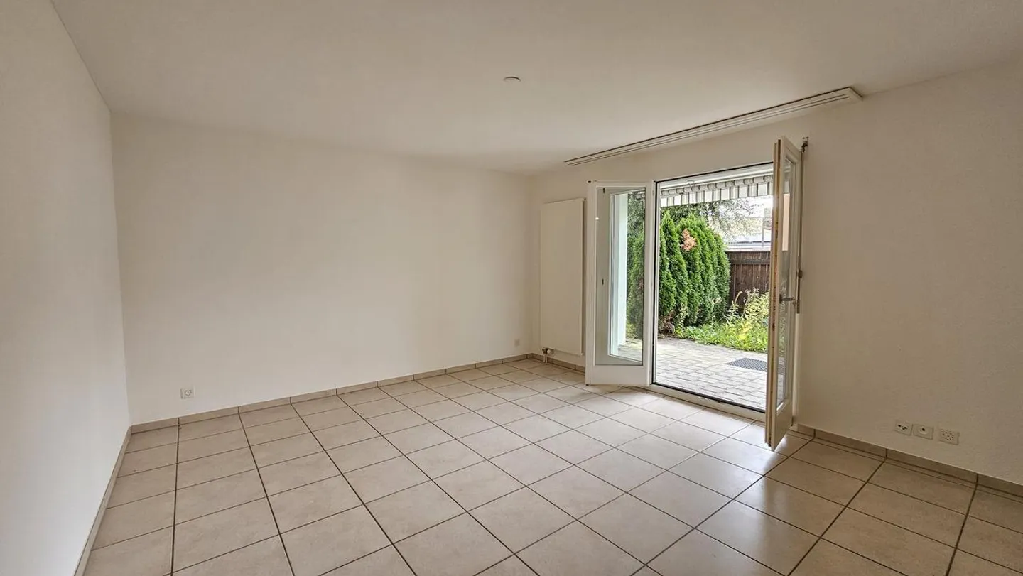 Belle appartement de jardin 2.5 pièces dans un emplacement de choix à Neuhausen - Photo 2 sur 17
