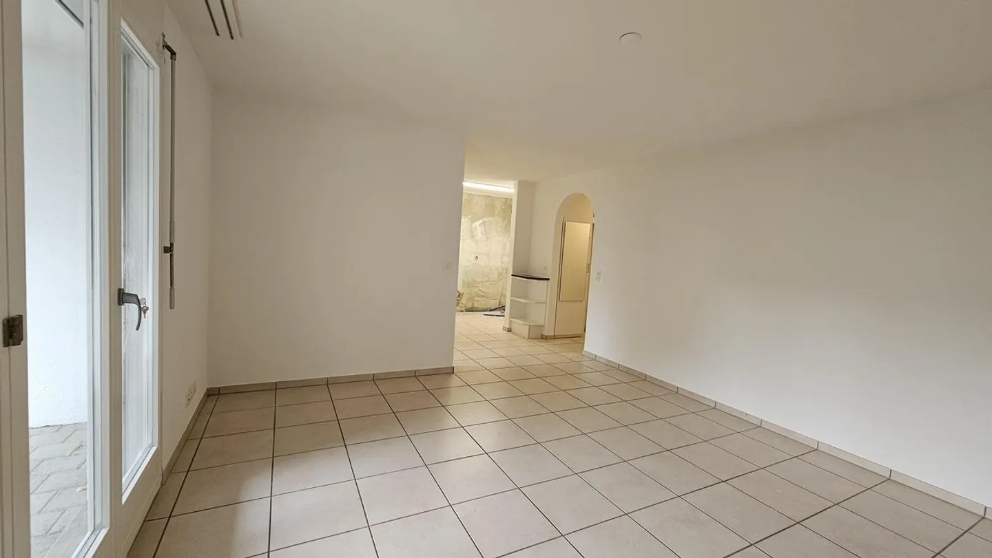 Belle appartement de jardin 2.5 pièces dans un emplacement de choix à Neuhausen - Photo 3 sur 17