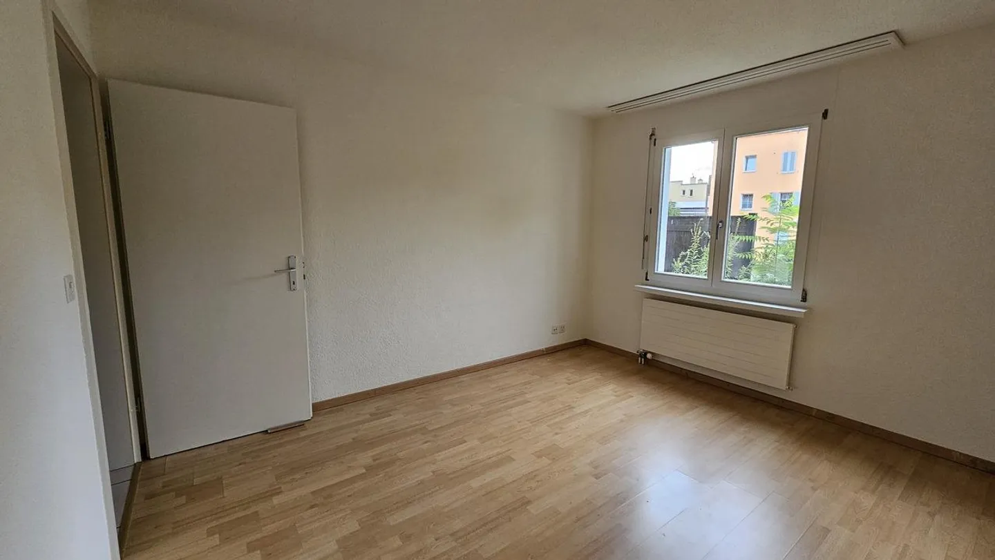 Belle appartement de jardin 2.5 pièces dans un emplacement de choix à Neuhausen - Photo 4 sur 17
