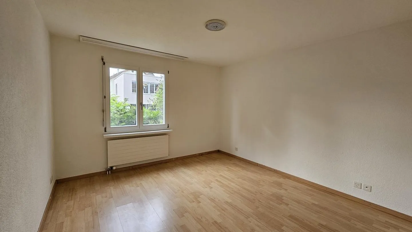 Belle appartement de jardin 2.5 pièces dans un emplacement de choix à Neuhausen - Photo 5 sur 17