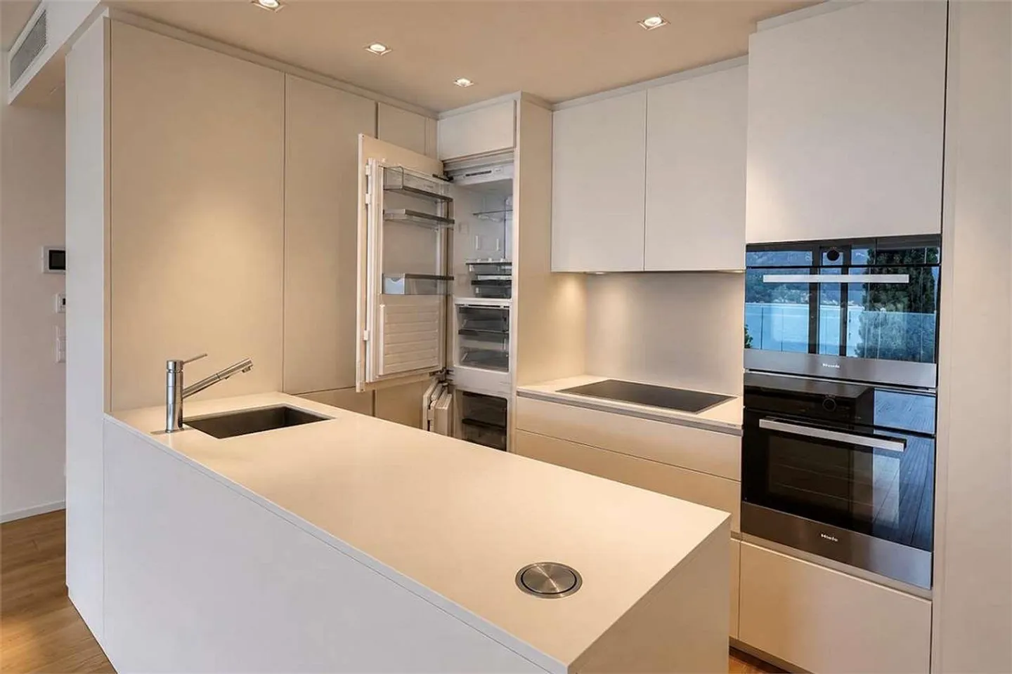 Elegante 3.5 locali in prestigiosa residenza nel cuore di Lugano - Foto 4 von 12