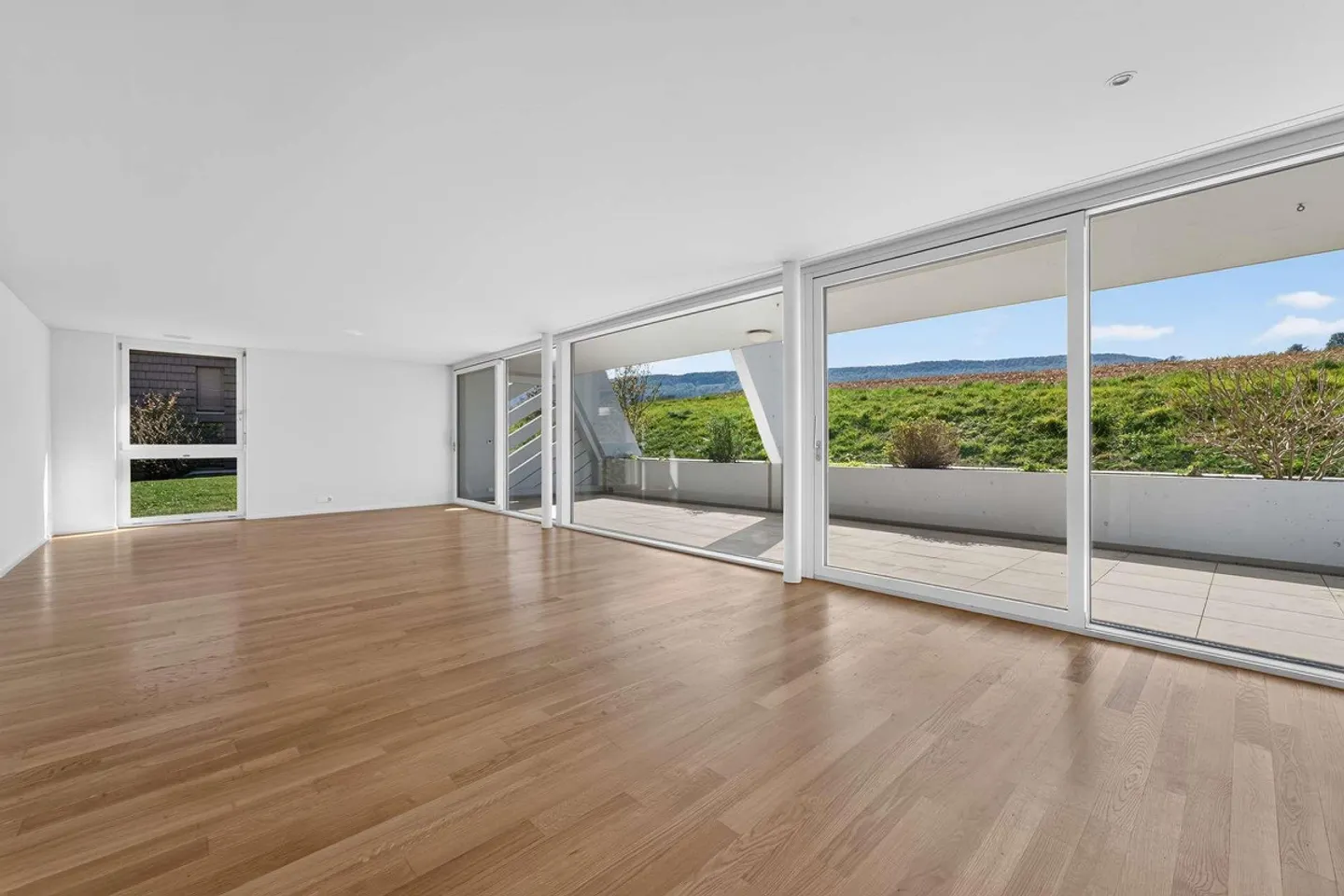 Appartement spacieux et lumineux de 5,5 pièces avec grande terrasse - Photo 3 sur 27