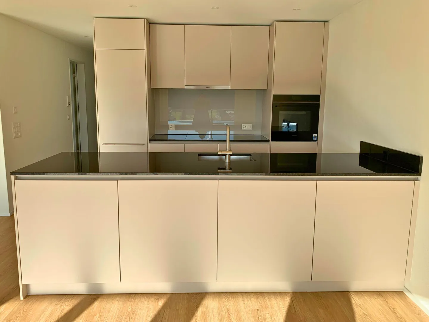 Appartement neuf en attique de 5,5 pièces avec un espace de vie généreux - Photo 3 sur 8