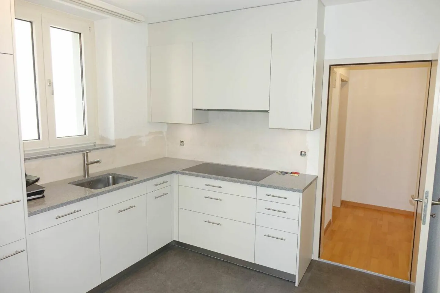 appartement fraîchement rénové avec un grand balcon - Photo 3 sur 9