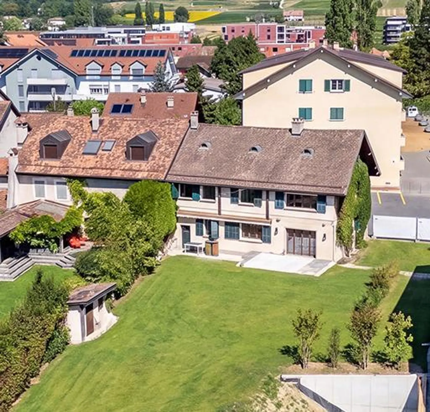Charming village house with garden in the center of Gland - Photo 1 of 3