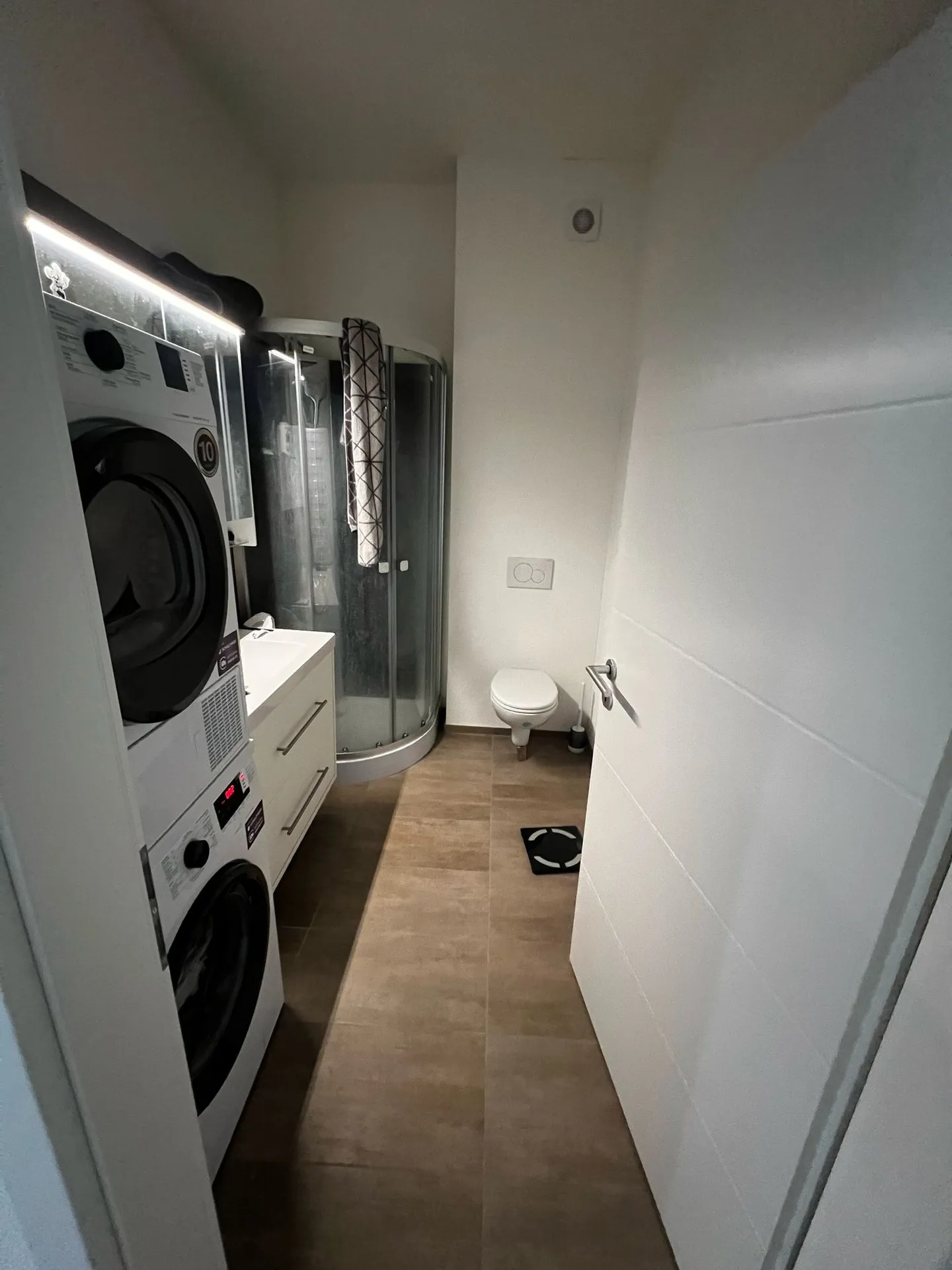 Cool 2 1/2 Room Loft Apartment with Fantastic Views - Photo 10 of 17