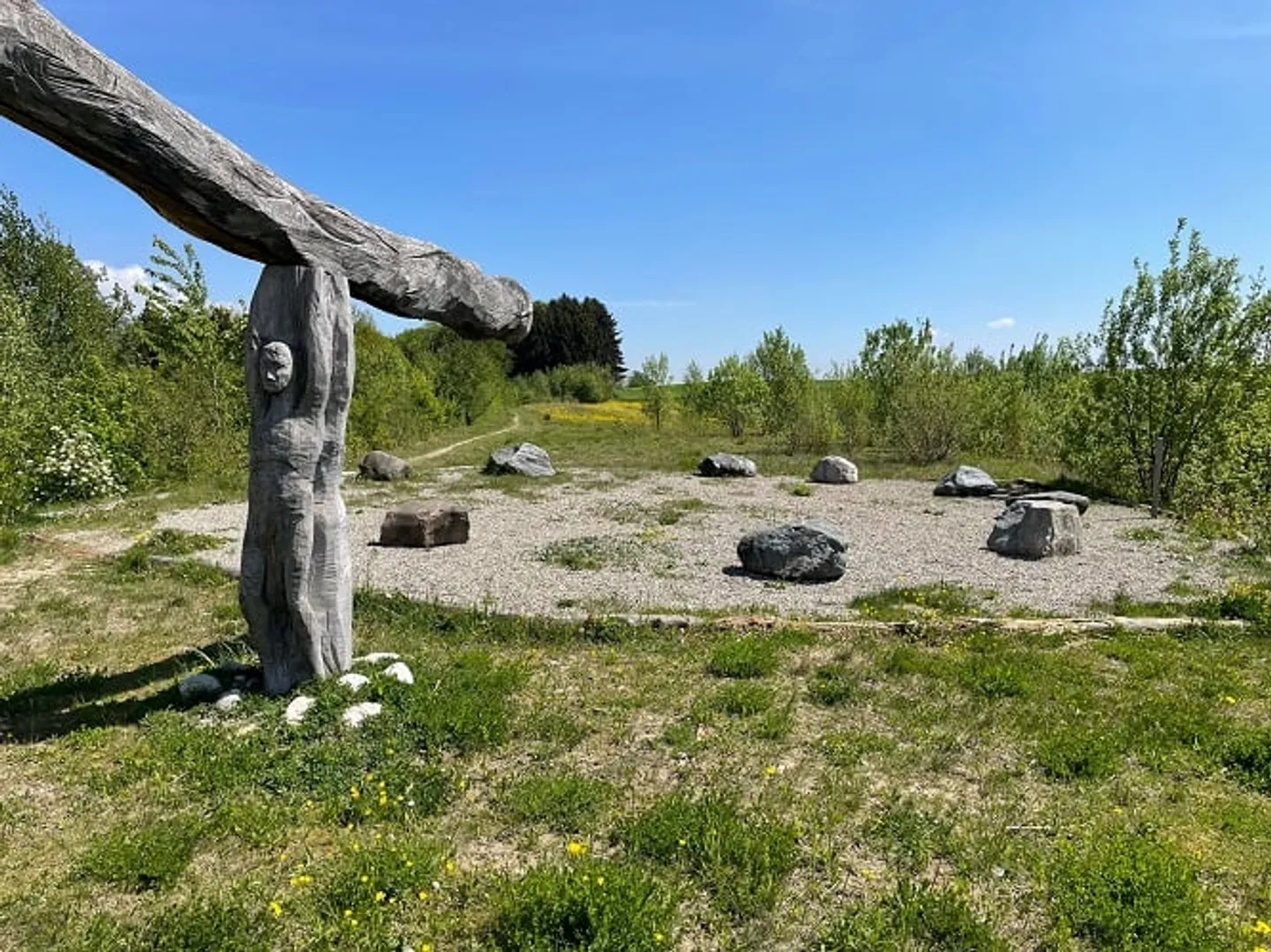 Cool 2 1/2 Room Loft Apartment with Fantastic Views - Photo 16 of 17