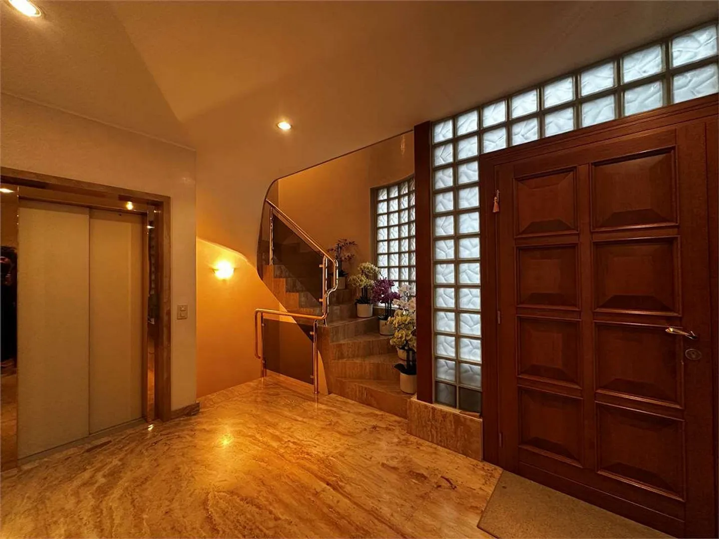Ref. 2645 Elegant residential house of 400 m² with lake view in Lugano - Photo 3 of 13