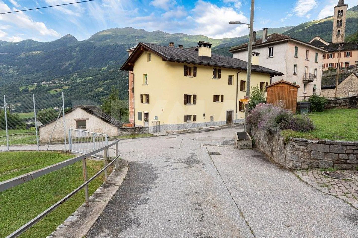 Casa con giardino e atelier - Foto 3 di 13