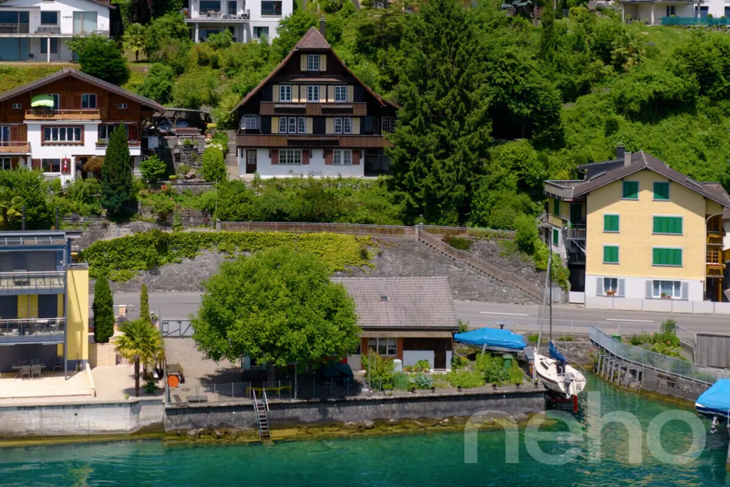 Propriété au bord du lac unique avec un potentiel de développement exceptionnel - Photo 2 sur 12