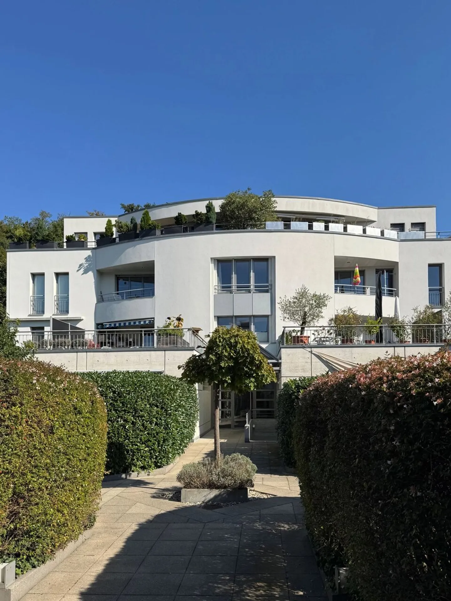Appartement de 4,5 pièces avec salle de loisirs et place de parking AEH - Photo 1 sur 13