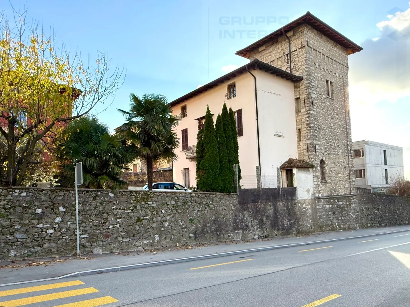 Maison d'époque avec tour et jardin au centre - Photo 2 sur 8