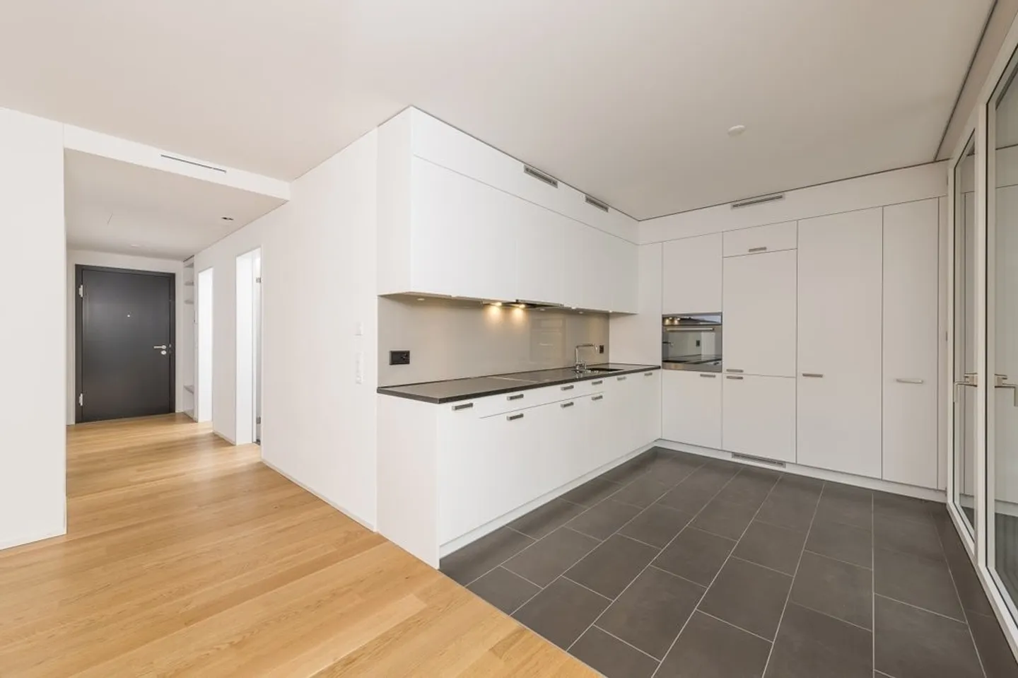 Modern and central living - Photo 3 of 6